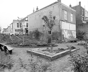853738 Gezicht in de tuin naast en achter het pand Bemuurde Weerd O.Z. 78 ( Jan van Lingtuin ) te Utrecht.